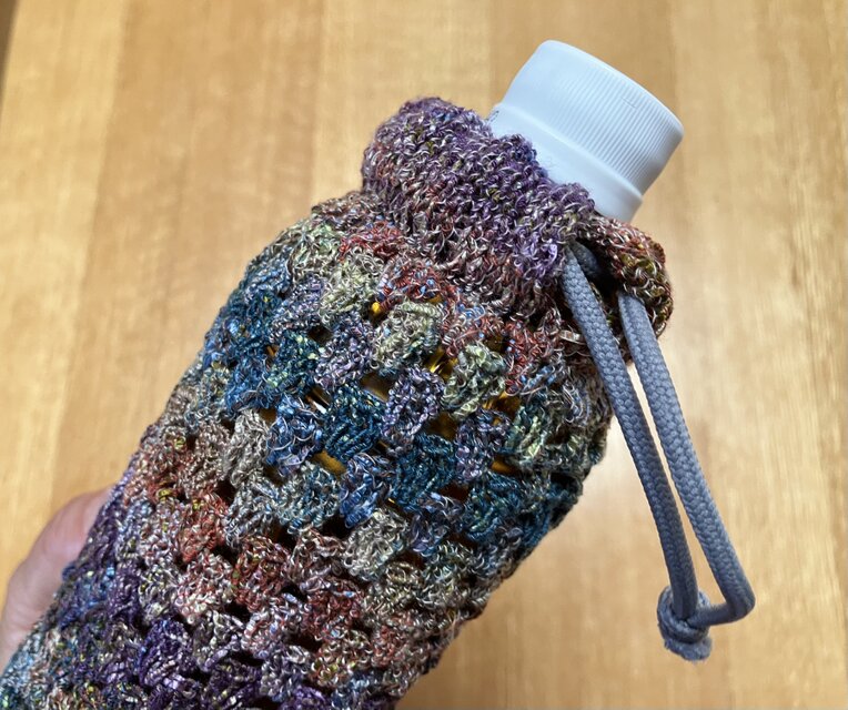 ペットボトルカバー　青い薔薇　本革持ち手　ハンドメイド ペットボトルカバー 青い薔薇 本革持ち手 ハンドメイド