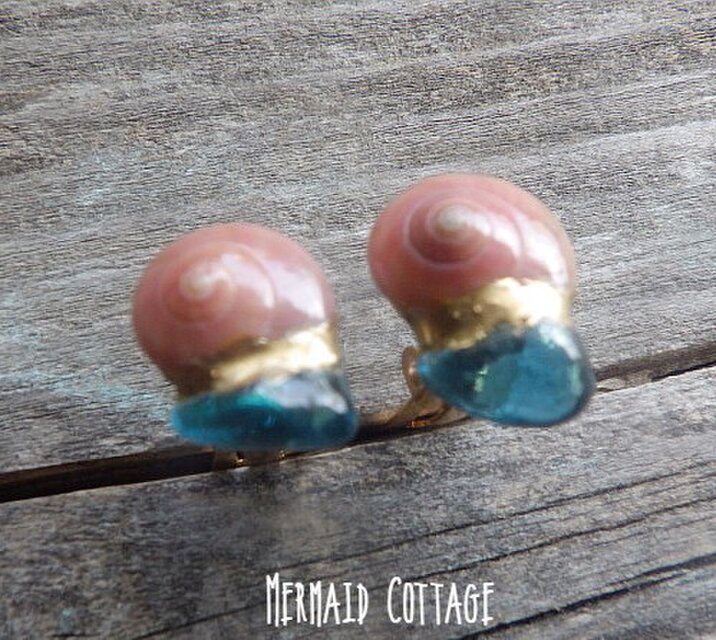 Grotta Azzurra　サーモンピンクのうず巻きシェルと青の洞窟の金継ぎイヤリング☆蝶バネ