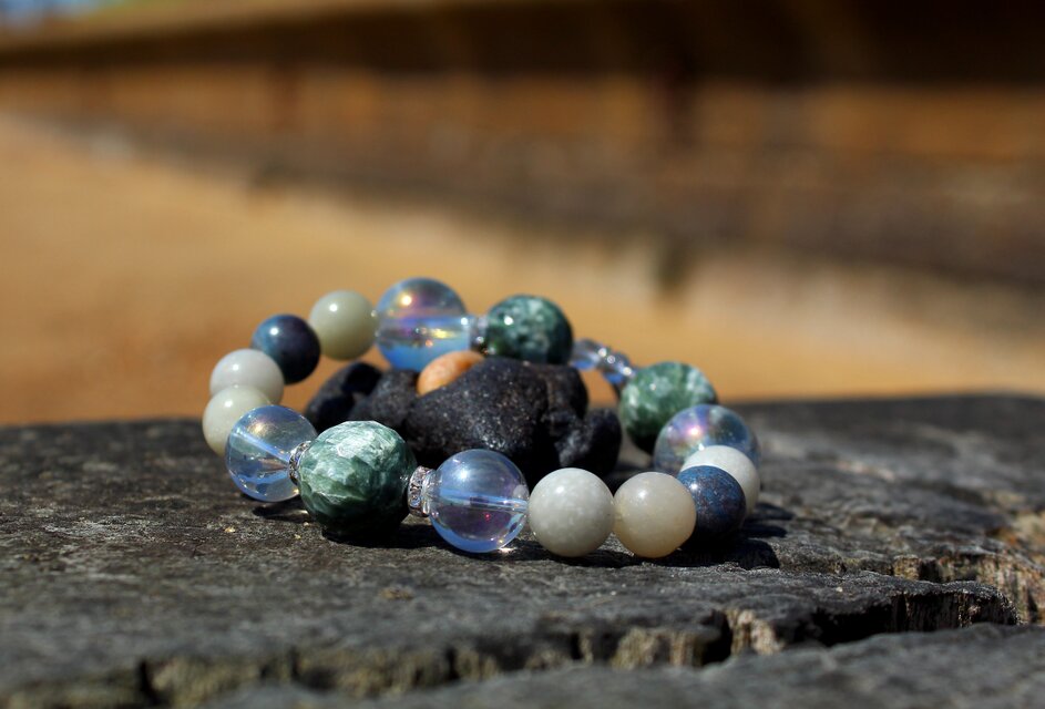 セラフィナイト、トロレアイト 魂の奥深くを癒す天使の石、幸福感を