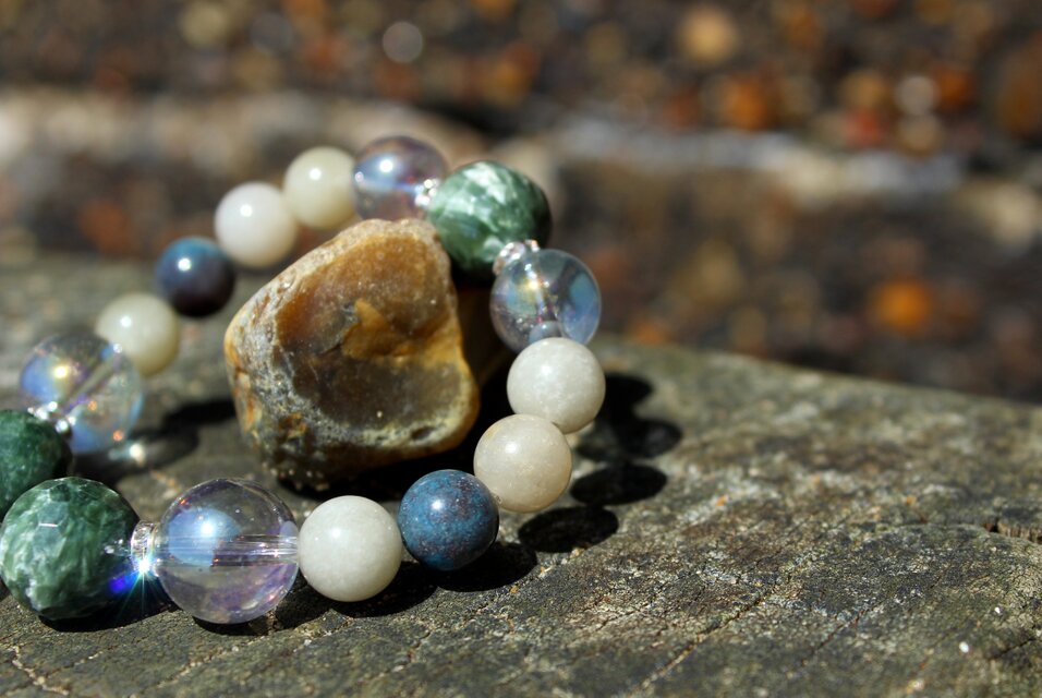 セラフィナイト、トロレアイト 魂の奥深くを癒す天使の石、幸福感を