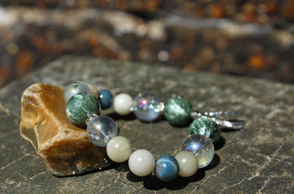 セラフィナイト、トロレアイト 魂の奥深くを癒す天使の石、幸福感を