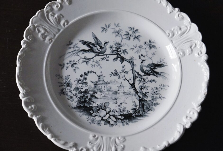 David Johnston ボルドー グリザイユ皿 レリーフ 平皿 φ21.5cm