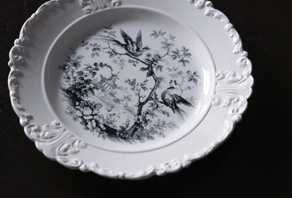 David Johnston ボルドー グリザイユ皿 レリーフ 平皿 φ21.5cm