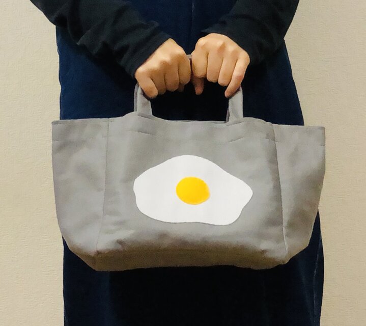 フェルトのミニトートバッグ　グレー×目玉焼き