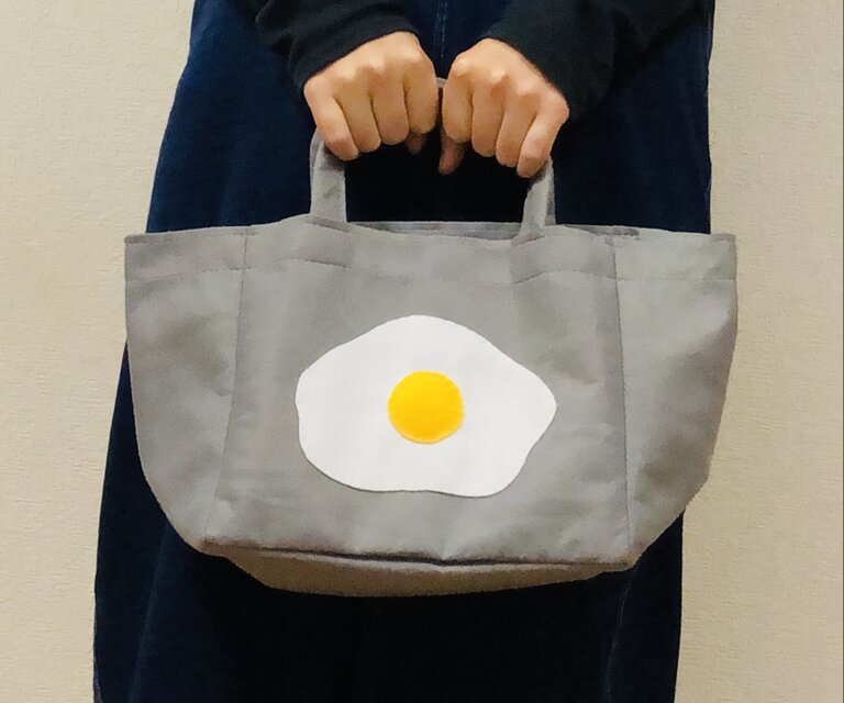 フェルトのミニトートバッグ グレー×目玉焼き | iichi 日々の暮らしを