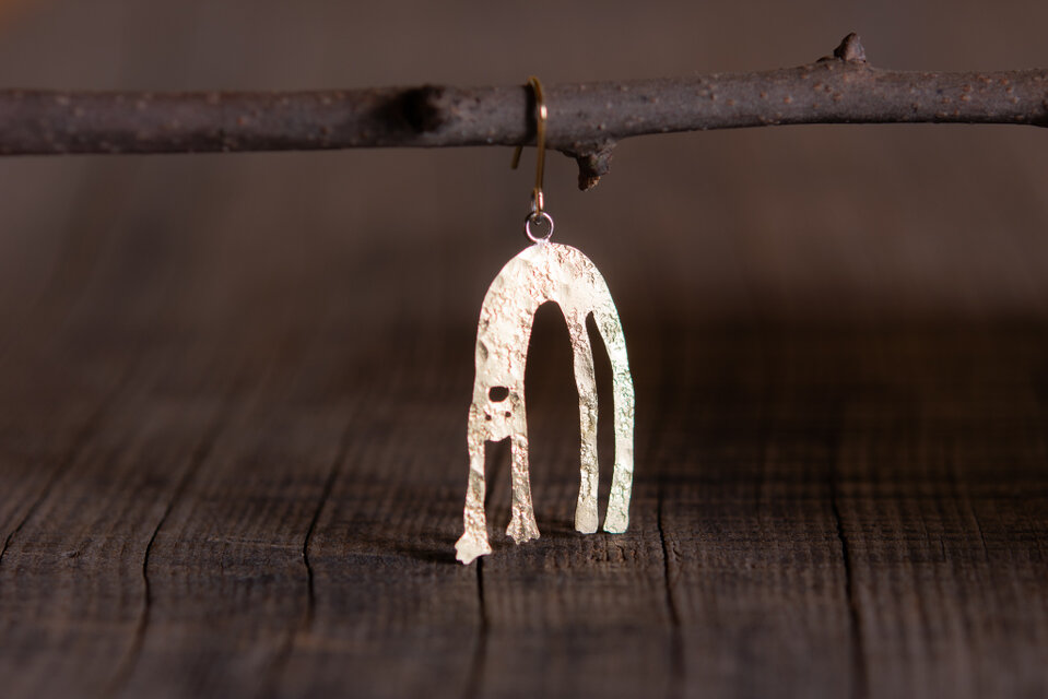 ブリッジしているヒトの真鍮ピアス・イヤリングのコピー