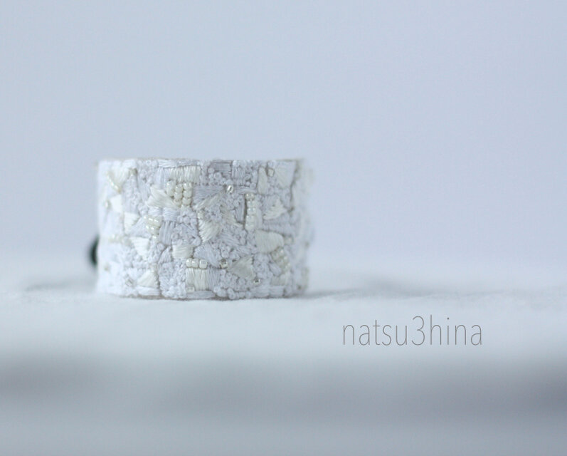 White square ヘアゴム