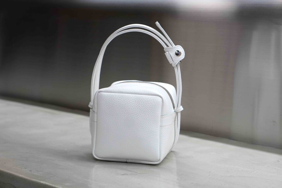 イタリアン・SNOW-WHITE・キューブポシェット◎２WAY機能・内装キーホルダー付き