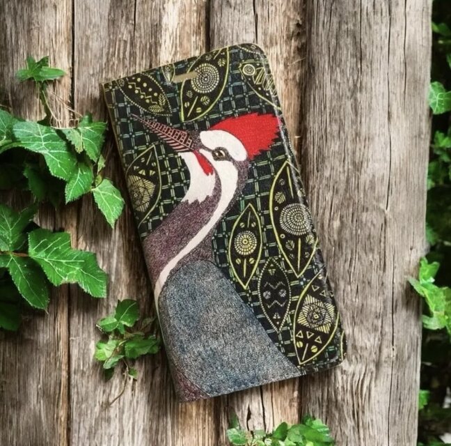 クラッパの朝鳴き／帯なし手帳型iPhoneケース（カンムリキツツキ）