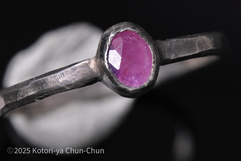 【トシッタ祭！】「トシッタ」さんのノーヒート・強蛍光シルキーバイカラーサファイア・シルバーリング【夜躑躅】