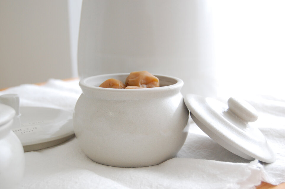 完売※ 加藤さんのつくる甕（かめ）3合・白（お砂糖・味噌入れ・漬物