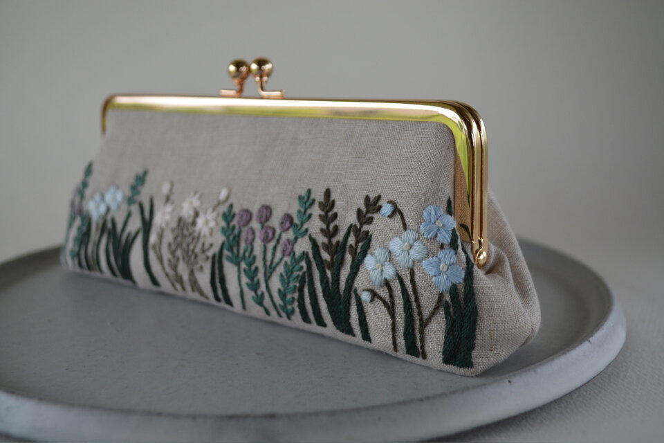 【受注製作】野の花　くすみ色　刺繍　がま口　ポーチ　　　