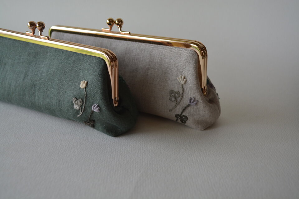 野の花 くすみ色 刺繍 がま口 ポーチ カーキ色 | iichi 日々の暮らしを