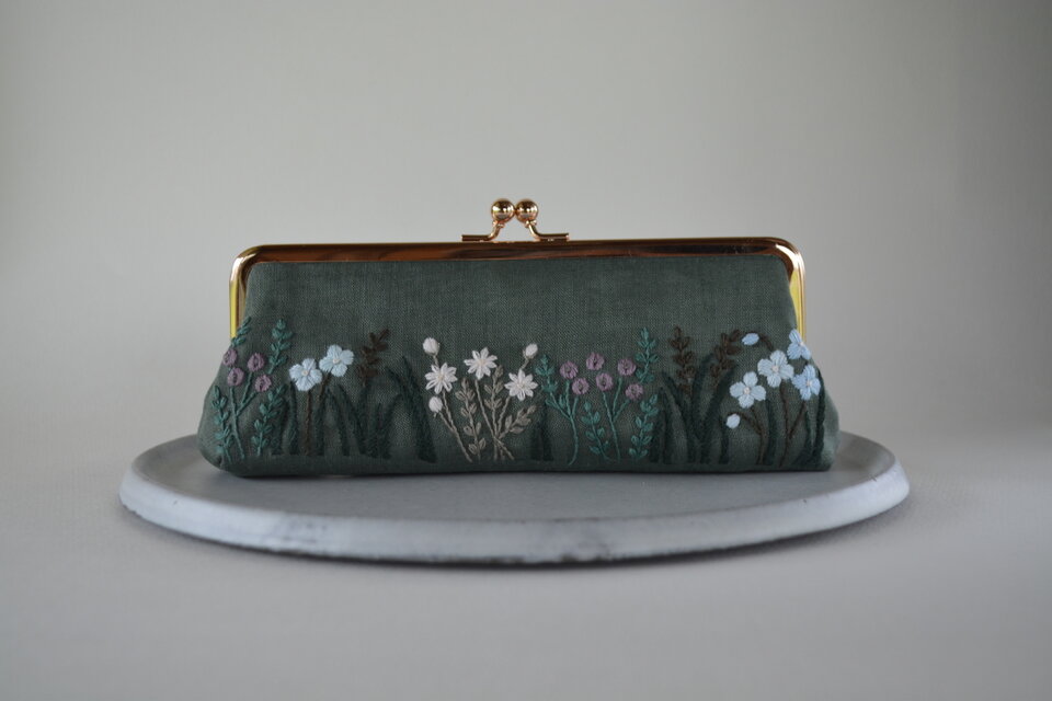 野の花　くすみ色　刺繍　がま口　ポーチ　カーキ色