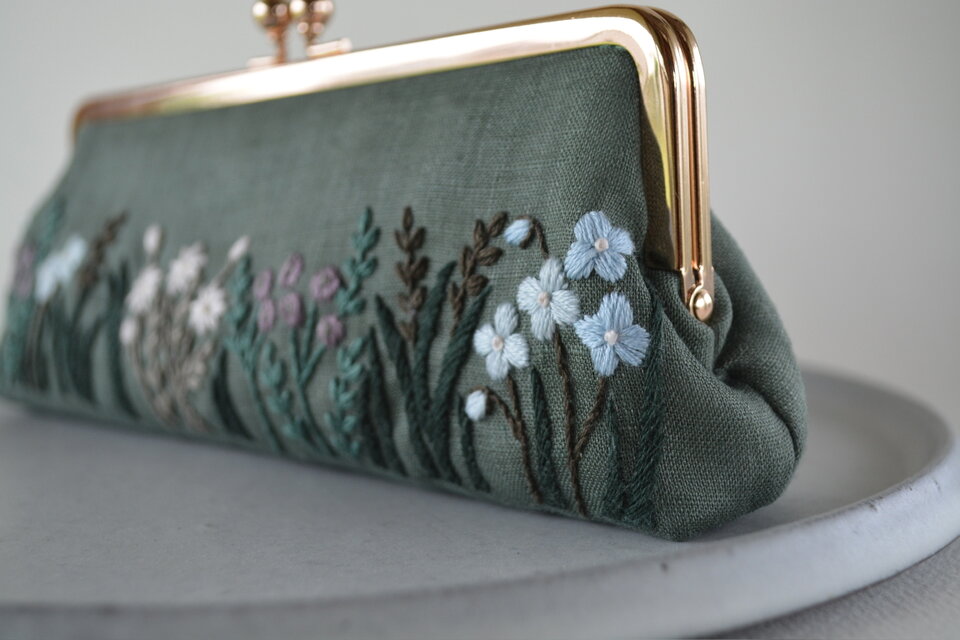野の花 くすみ色 刺繍 がま口 ポーチ カーキ色 | iichi 日々の暮らしを