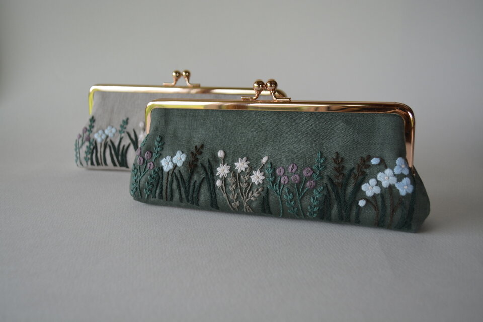 野の花 くすみ色 刺繍 がま口 ポーチ カーキ色 | iichi 日々の暮らしを