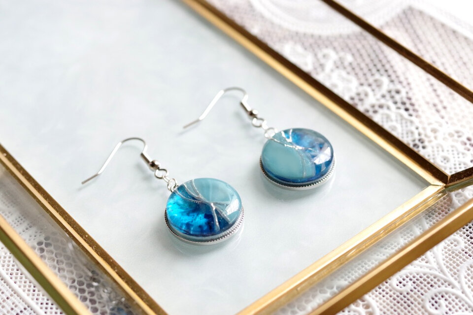 レジンアート　ラウンドピアス〈雨闇〉