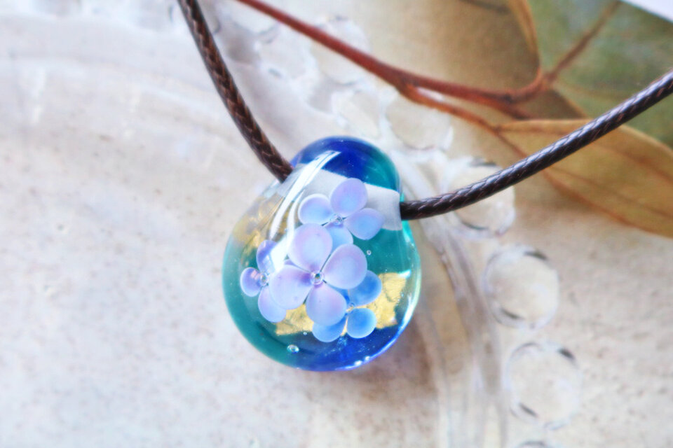 紫陽花のとんぼ玉ガラスペンダント（小サイズ）