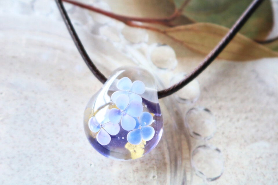 紫陽花のとんぼ玉ガラスペンダント（小サイズ）