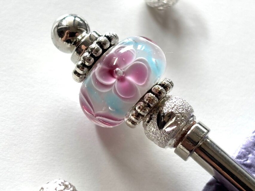 かんざし　水色とピンクの花のとんぼ玉　青　ブルー　一本挿し　一本簪　涼しげ　ガラス　トンボ玉　蜻蛉玉