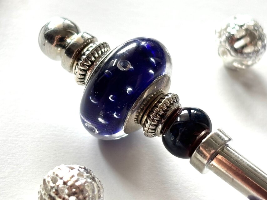 かんざし　紺色の泡玉キラキラとんぼ玉　一本挿し　一本簪　涼しげ　星空　夜空　宇宙　洋風