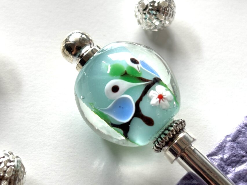 かんざし　水色の小鳥のとんぼ玉　一本挿し　一本簪　涼しげ　透明　クリア　夏　涼しげ　青　グリーン　インコ