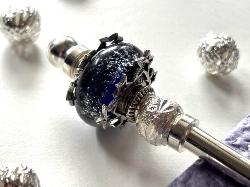 かんざし　紺色の星フレームのとんぼ玉A　一本挿し　一本簪　涼しげ　夏　星空　夜空　宇宙　ガラス　トンボ玉