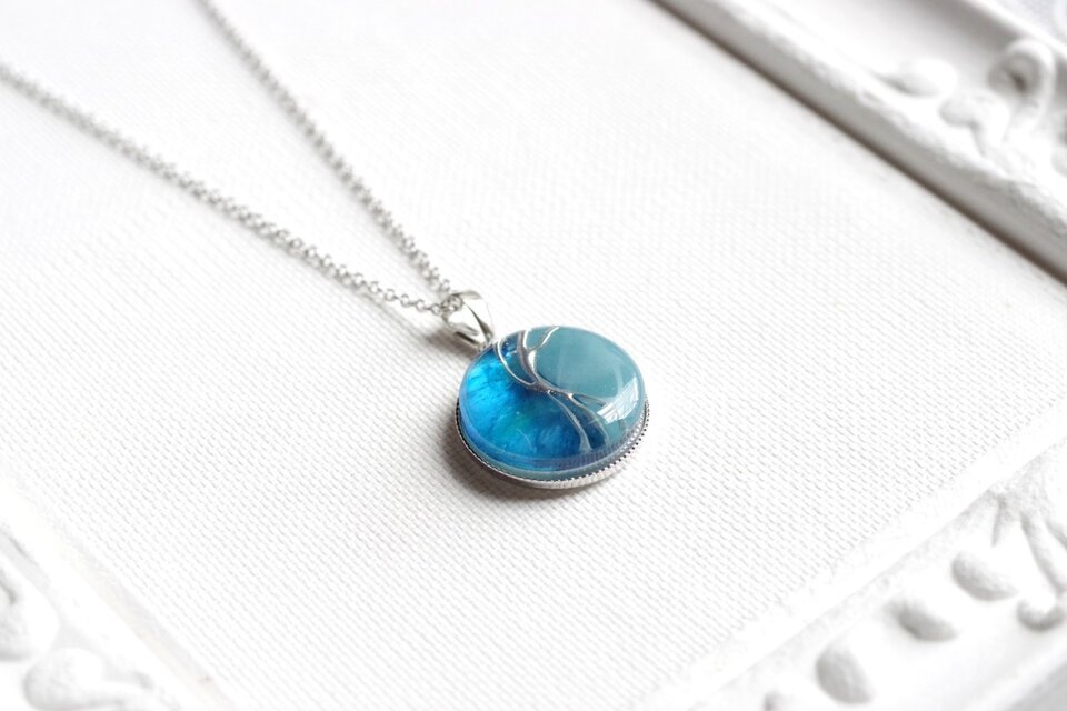 レジンアート　ラウンドペンダント〈雨闇〉