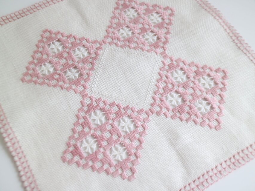 スウェーデンで見つけた刺繍クロス / ハーダンガーNo.5720