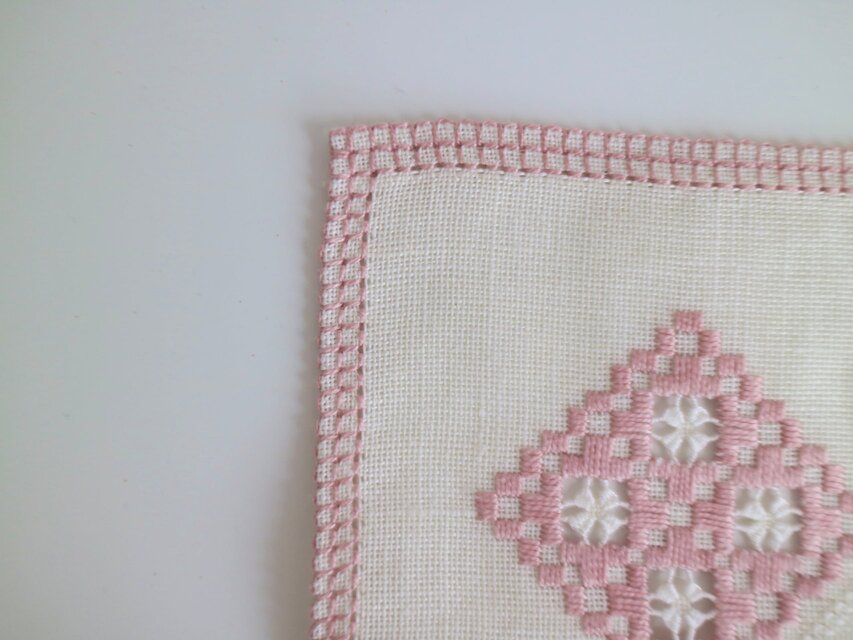 アンティーク 北欧ハーダンガー刺繍 レアな色糸ニードルワーク大判リネンクロス imgrc0080692450.jpg