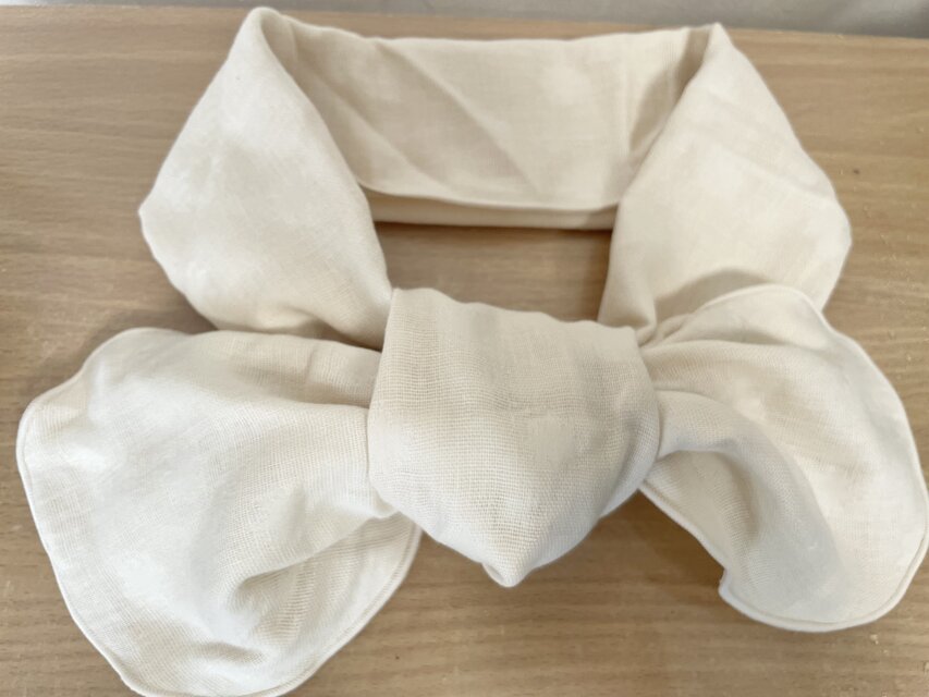 綿100%トリプルガーゼエンボス加工オフホワイトリボンタイプネック  