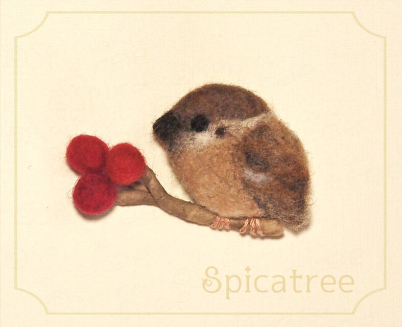 ＊受注制作＊「赤い実とすずめ」羊毛ブローチ