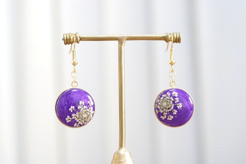 レジンアート　ラウンドピアス〈夕闇と花売り〉