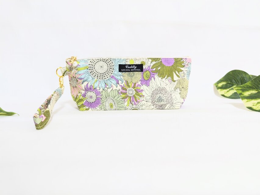 リバティスザンナの持ち手付きペンケース