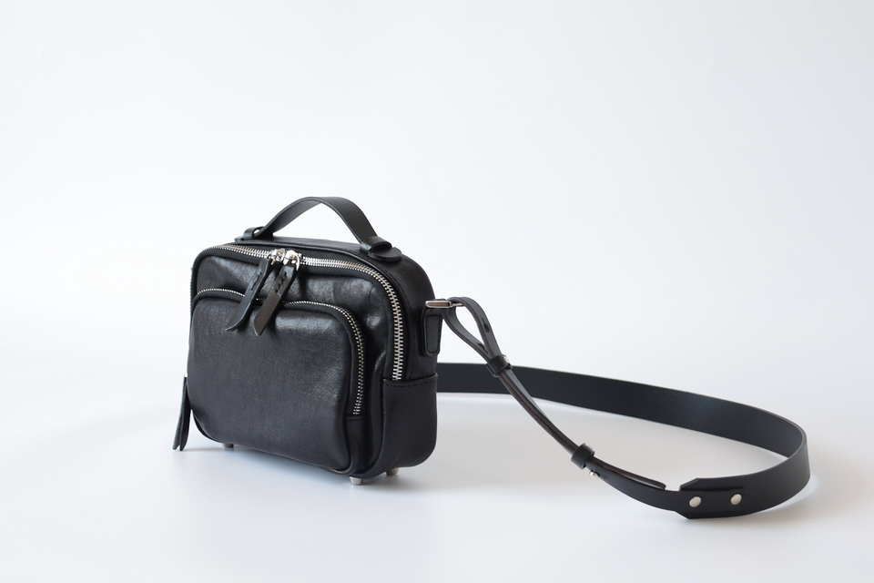 柔らかいヌメ革】2層ファスナーで仕分け上手 牛革のミニボックスバッグ