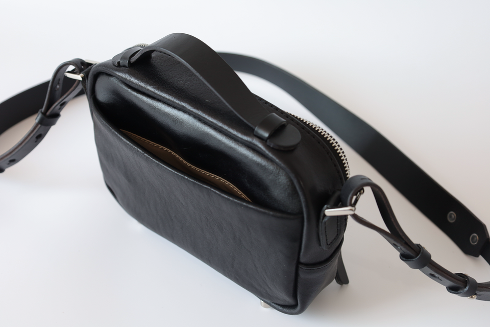 ☆新品　FRAME WORK　ミニバックつき　革製ハンドバッグ　牛革　2点 柔らかいヌメ革】2層ファスナーで仕分け上手 牛革のミニボックスバッグ