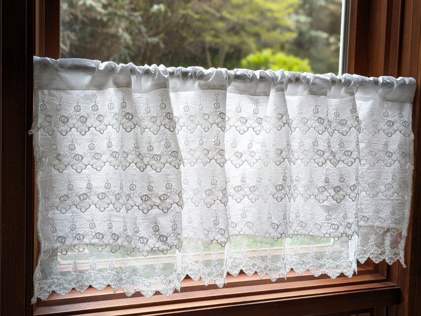 ホワイトコットン♪カフェカーテンセット(リボンクリップ付き)薔薇のレース付き♡︎ ホワイトコットン♪フリルカフェカーテン♡リボンクリップ付き
