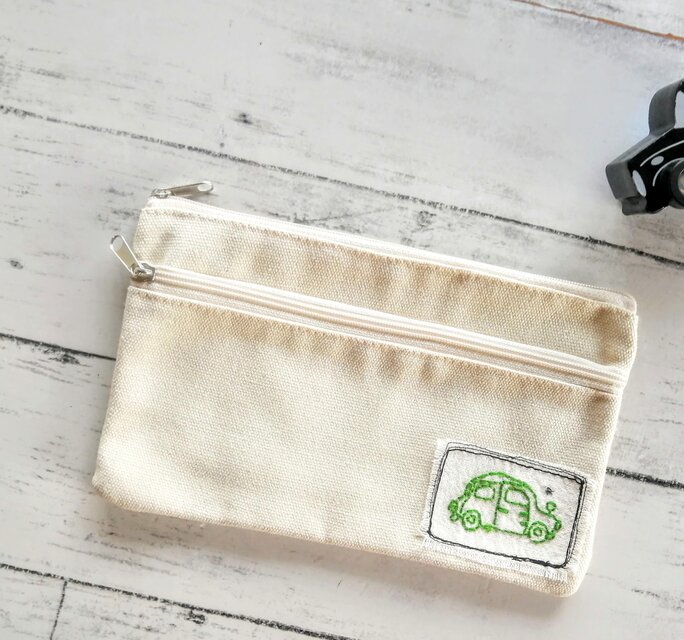 車の刺繍ワッペン　帆布風ポーチ　小物入れ　生成り　マチなし　Sサイズ　名入れ　ダブルファスナー