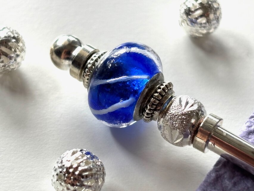 かんざし　青と白のストライプ模様のとんぼ玉　一本挿し　一本簪　涼しげ　夏　トンボ玉　蜻蛉玉　水風船　ヨーヨー