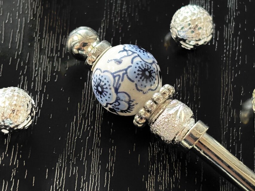 かんざし　紺色の梅の陶器ビーズ　一本挿し　一本簪　春夏　和風　青　ブルー　白　ホワイト　花　フラワー