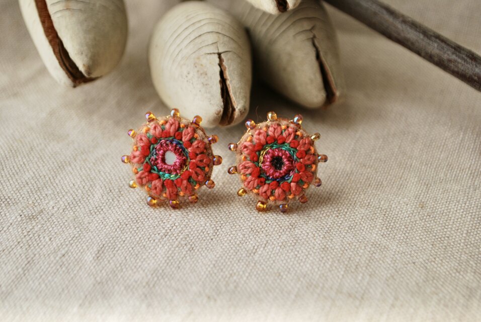 ミラーと粒ビーズの刺繍ピアス　ピンクオレンジ