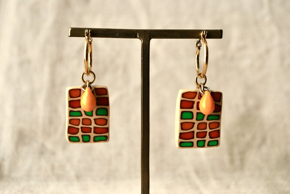 カラフル四角フープピアス　しずくビーズオレンジ