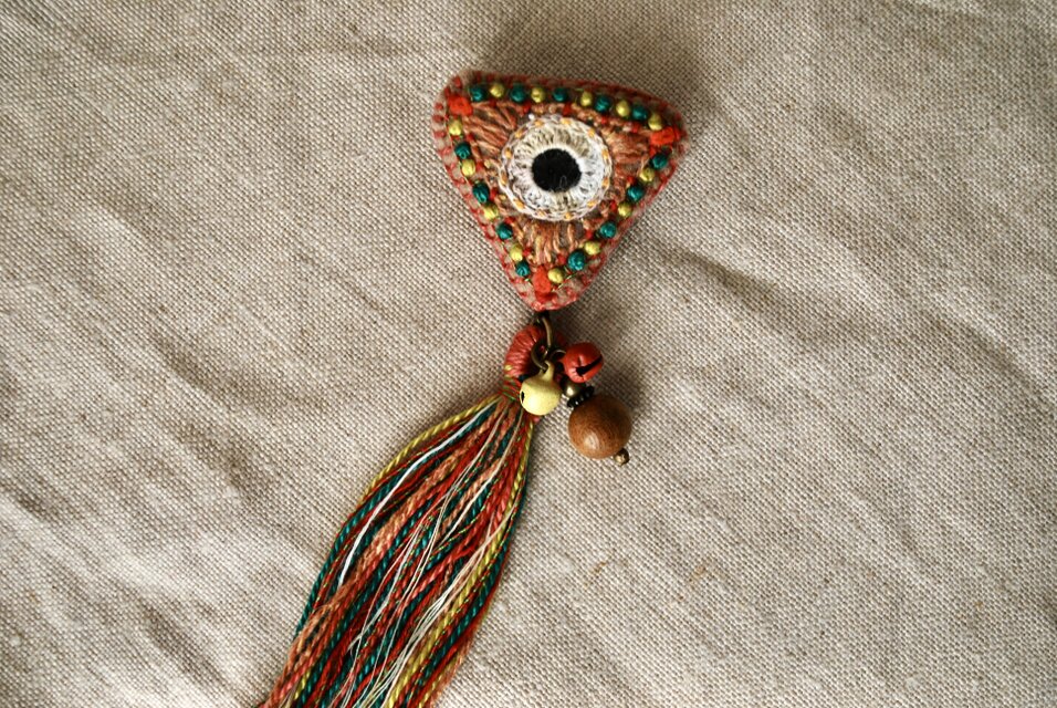 2wayで使える三角カラフル刺繍ブローチ　タッセル取り外し可 ミラー刺繍