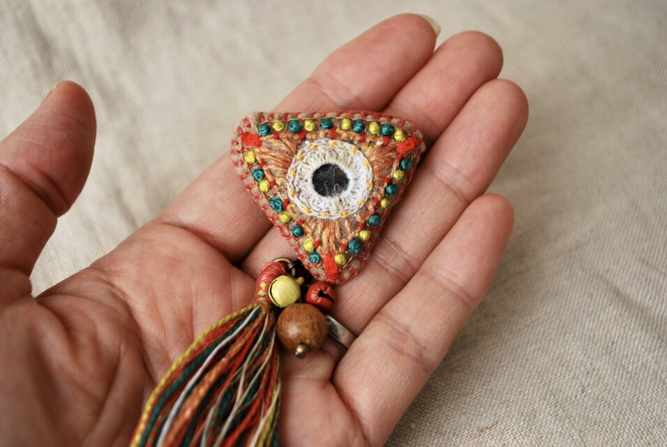 2wayで使える三角カラフル刺繍ブローチ タッセル取り外し可 ミラー刺繍