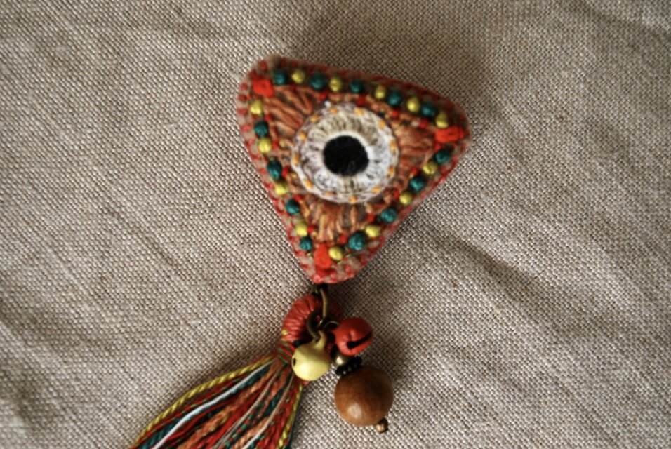 2wayで使える三角カラフル刺繍ブローチ タッセル取り外し可 ミラー刺繍