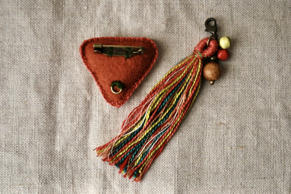 2wayで使える三角カラフル刺繍ブローチ タッセル取り外し可 ミラー刺繍