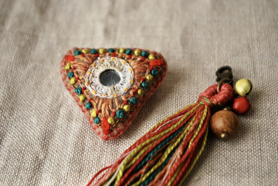 ブローチ 2wayで使える三角カラフル刺繍ブローチ タッセル取り外し可 ミラー刺繍