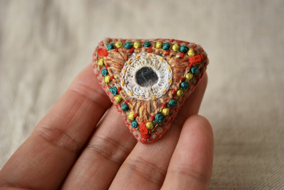 2wayで使える三角カラフル刺繍ブローチ タッセル取り外し可 ミラー刺繍