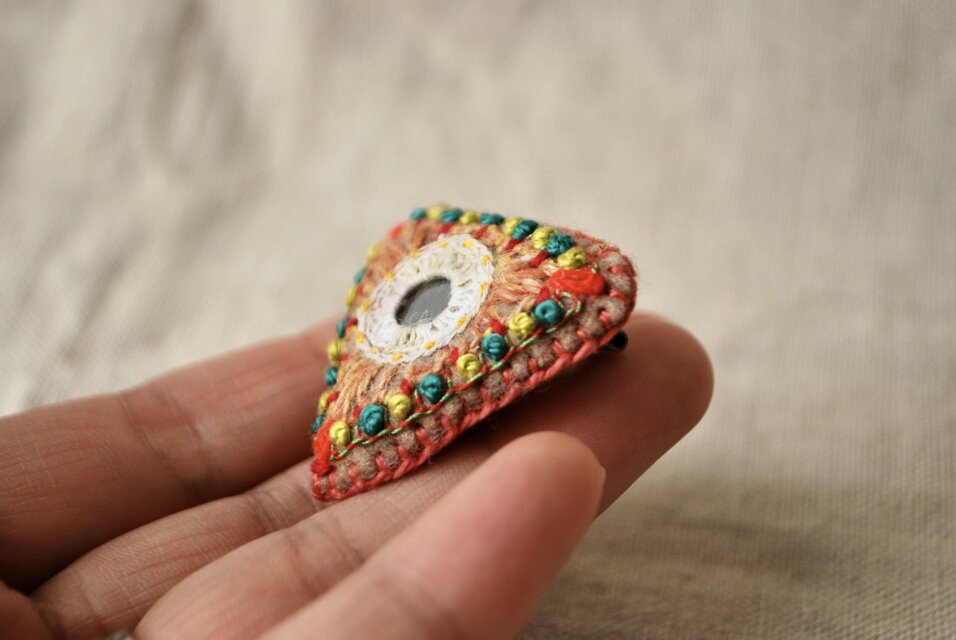 2wayで使える三角カラフル刺繍ブローチ タッセル取り外し可 ミラー刺繍