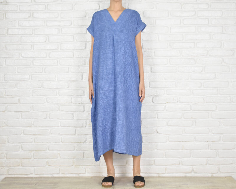 夏の陽射しに映える、リラックス感あふれるVネックワンピース　ヴィンテージブルー